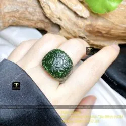Nhẫn Ngọc bích chạm khắc “Lục Tự Đại Minh Chân Ngôn”