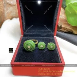 Bộ sản phẩm nhẫn và khuyên tai hoa mẫu đơn Ngọc bích Canada, vàng 10k Bộ sản phẩm nhẫn và khuyên tai hoa mẫu đơn Ngọc bích Canada, vàng 10k