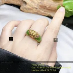Nhẫn ngọc bích Canada xanh lá, vàng 18k