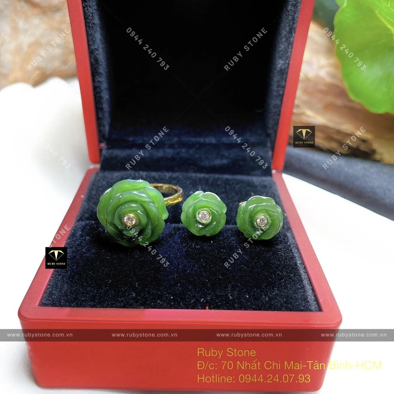 Bộ sản phẩm nhẫn và khuyên tai hoa mẫu đơn Ngọc bích Canada, vàng 10k Bộ sản phẩm nhẫn và khuyên tai hoa mẫu đơn Ngọc bích Canada, vàng 10k