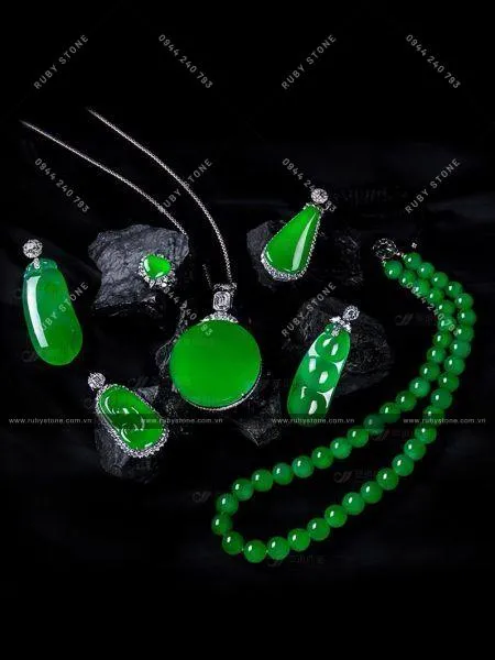 Vì sao màu xanh Jadeite jade lại đắt như vậy?