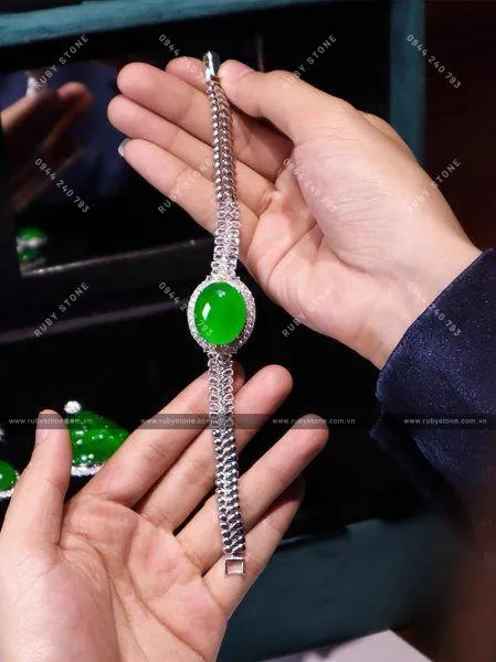 Vì sao màu xanh Jadeite jade lại đắt như vậy?