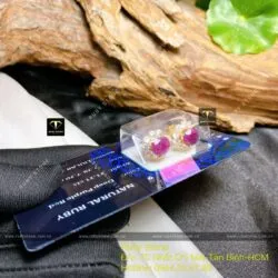 Khuyên tai Ruby Nam Phi mài giác, vàng 18k, đít vặn - Hình ảnh 3