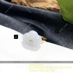 Nhẫn hoa mai ngọc Cẩm thạch trắng, vàng 18k