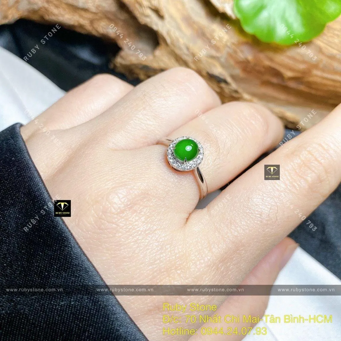 Nhẫn phỉ thuý xanh đế vương, vàng 18k, kim cương thiên nhiên Nhẫn phỉ thuý xanh đế vương, vàng 18k, kim cương thiên nhiên