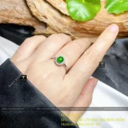 Nhẫn phỉ thuý xanh đế vương, vàng 18k, kim cương thiên nhiên Nhẫn phỉ thuý xanh đế vương, vàng 18k, kim cương thiên nhiên