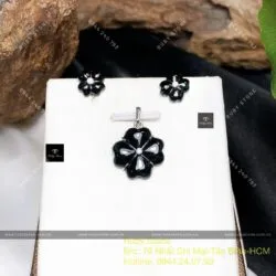 Bộ trang sức cỏ bốn cánh Phỉ thuý mực dục, vàng 18k, kim cương thiên nhiên