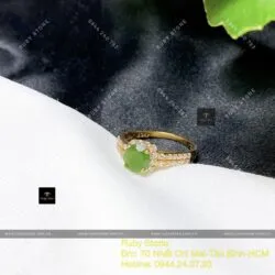 Nhẫn ngọc bích Canada ổ tròn mài giác, vàng 18k