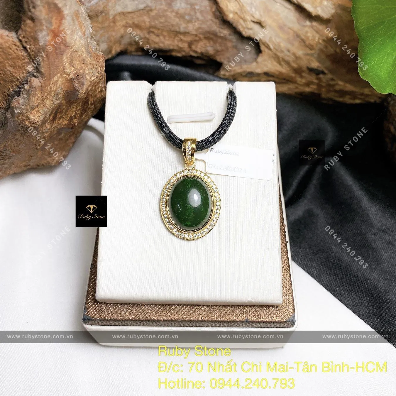 Mặt dây Oval ngọc bích Canada xanh lý, vàng 18k Mặt dây Oval ngọc bích Canada xanh lý, vàng 18k