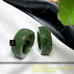 Nhẫn ngọc bích Canada xanh đậm, chạm khắc đơn giản Nhẫn ngọc bích Canada xanh đậm, chạm khắc đơn giản