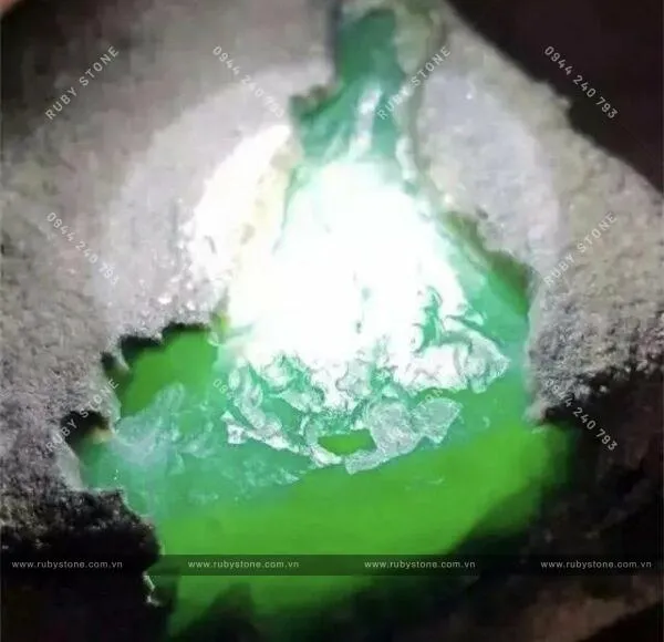 Bạn biết bao nhiêu về Ngọc Hoàng đế xanh? Tại sao nó được gọi là "Imperial Green", tại sao nó lại có giá trị như vậy?