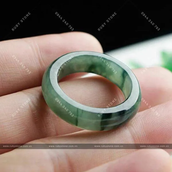 "Màu xám đất" của Jade được hình thành như thế nào? Có giá trị ra sao?