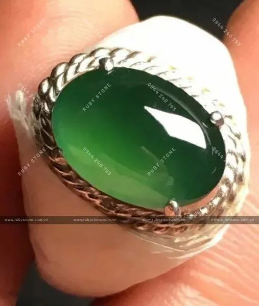 Màu sắc của Jadeite được hình thành như thế nào? Nó được phân chia và có ảnh hưởng như thế nào đến giá cả?