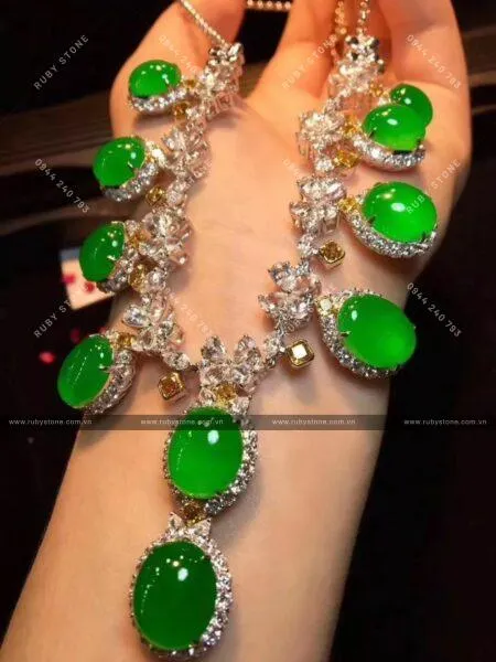 Màu sắc của Jadeite được hình thành như thế nào? Nó được phân chia và có ảnh hưởng như thế nào đến giá cả?