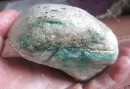 Cách lựa chọn ngọc thô chuẩn xác nhất và các đặc điểm nhận dạng một viên ngọc thô.