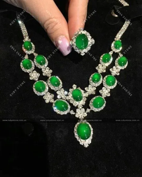 Bạn biết bao nhiêu về Ngọc Hoàng đế xanh? Tại sao nó được gọi là "Imperial Green", tại sao nó lại có giá trị như vậy?