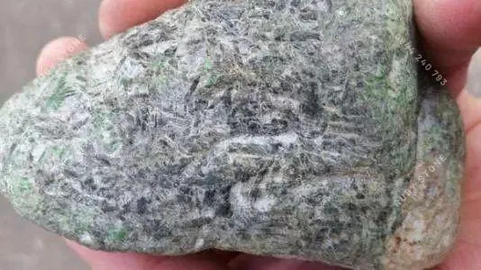 Cách lựa chọn ngọc thô chuẩn xác nhất và các đặc điểm nhận dạng một viên ngọc thô.