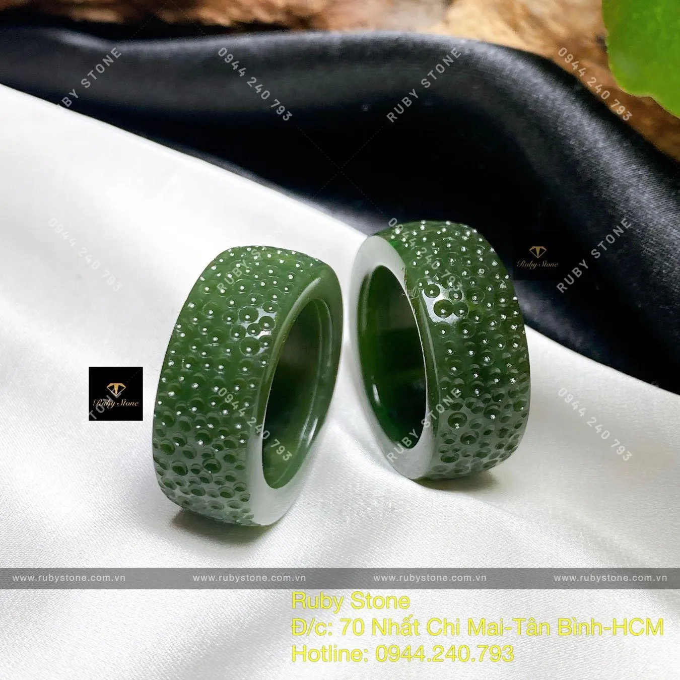 Nhẫn ngọc bích Canada xanh đậm, chạm khắc đơn giản Nhẫn ngọc bích Canada xanh đậm, chạm khắc đơn giản