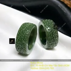 Nhẫn ngọc bích Canada xanh đậm, chạm khắc đơn giản Nhẫn ngọc bích Canada xanh đậm, chạm khắc đơn giản