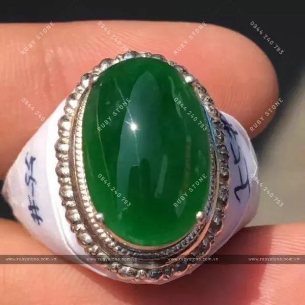 Màu sắc của Jadeite được hình thành như thế nào? Nó được phân chia và có ảnh hưởng như thế nào đến giá cả?