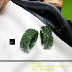 Nhẫn ngọc bích Canada xanh đậm, chạm khắc đơn giản Nhẫn ngọc bích Canada xanh đậm, chạm khắc đơn giản