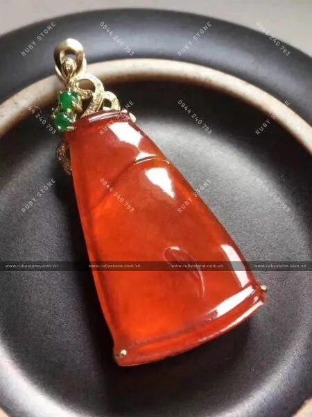 Màu sắc của Jadeite được hình thành như thế nào? Nó được phân chia và có ảnh hưởng như thế nào đến giá cả?