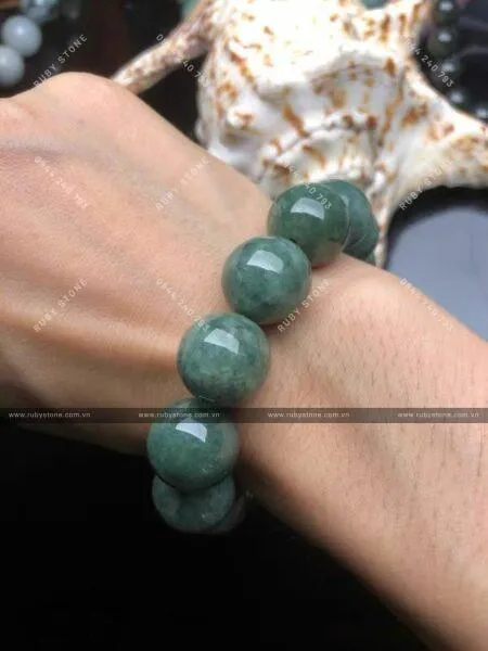 "Màu xám đất" của Jade được hình thành như thế nào? Có giá trị ra sao?