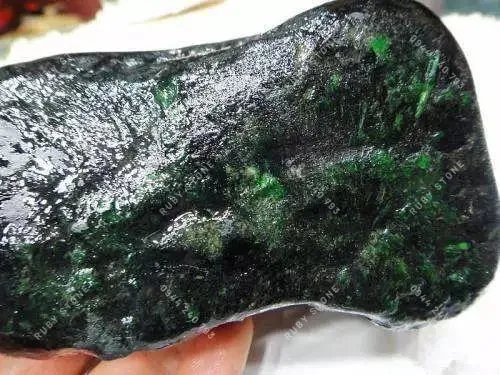 Cách lựa chọn ngọc thô chuẩn xác nhất và các đặc điểm nhận dạng một viên ngọc thô.