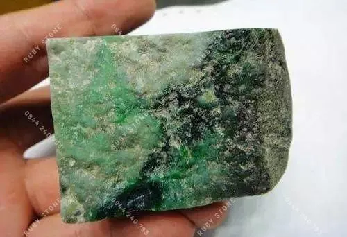 Cách lựa chọn ngọc thô chuẩn xác nhất và các đặc điểm nhận dạng một viên ngọc thô.