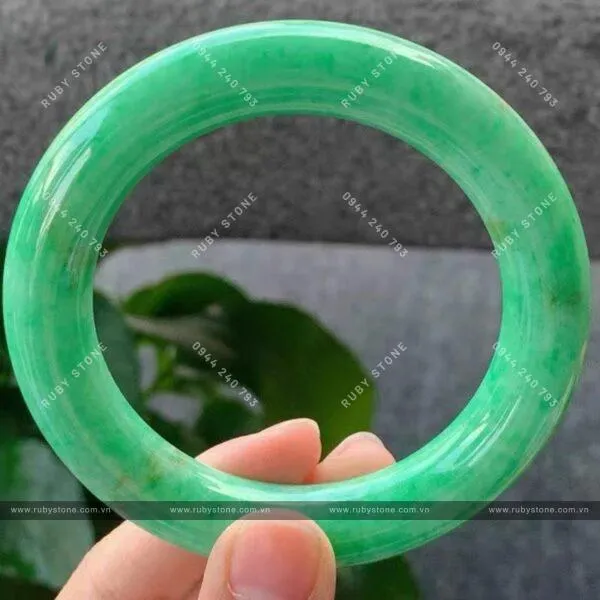 Màu sắc của Jadeite được hình thành như thế nào? Nó được phân chia và có ảnh hưởng như thế nào đến giá cả?