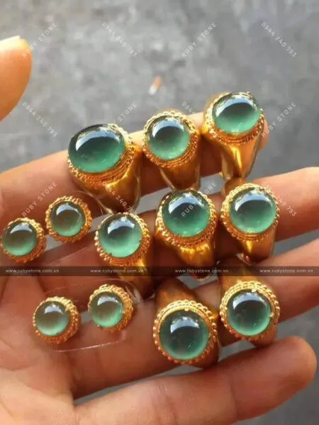 Màu sắc của Jadeite được hình thành như thế nào? Nó được phân chia và có ảnh hưởng như thế nào đến giá cả?