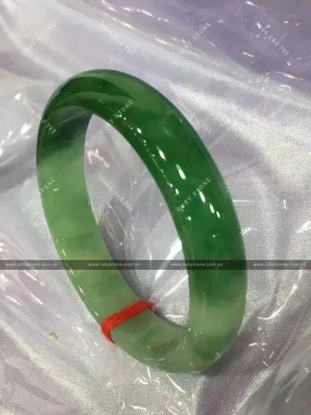 Màu sắc của Jadeite được hình thành như thế nào? Nó được phân chia và có ảnh hưởng như thế nào đến giá cả?