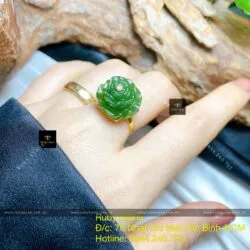 Nhẫn hoa mẫu đơn Ngọc bích xanh lá, vàng 18k