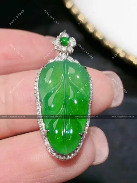 Màu sắc của Jadeite được hình thành như thế nào? Nó được phân chia và có ảnh hưởng như thế nào đến giá cả?
