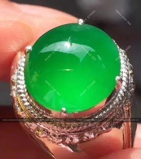 Màu sắc của Jadeite được hình thành như thế nào? Nó được phân chia và có ảnh hưởng như thế nào đến giá cả?