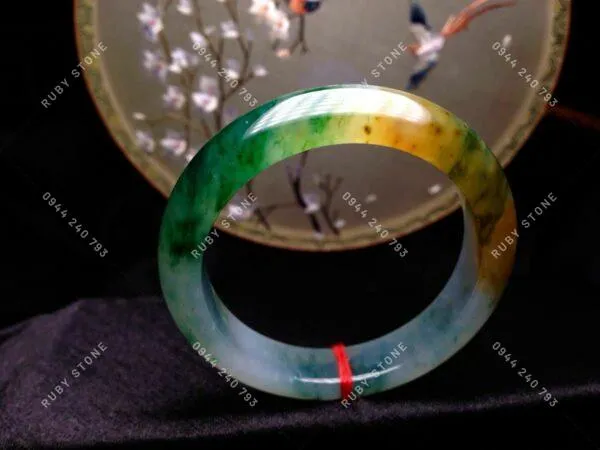 Màu sắc của Jadeite được hình thành như thế nào? Nó được phân chia và có ảnh hưởng như thế nào đến giá cả?