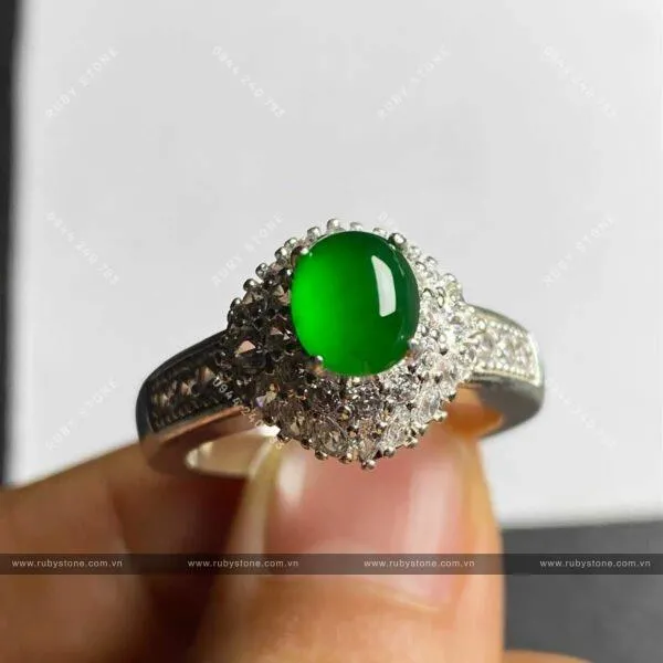 Màu sắc của Jadeite được hình thành như thế nào? Nó được phân chia và có ảnh hưởng như thế nào đến giá cả?