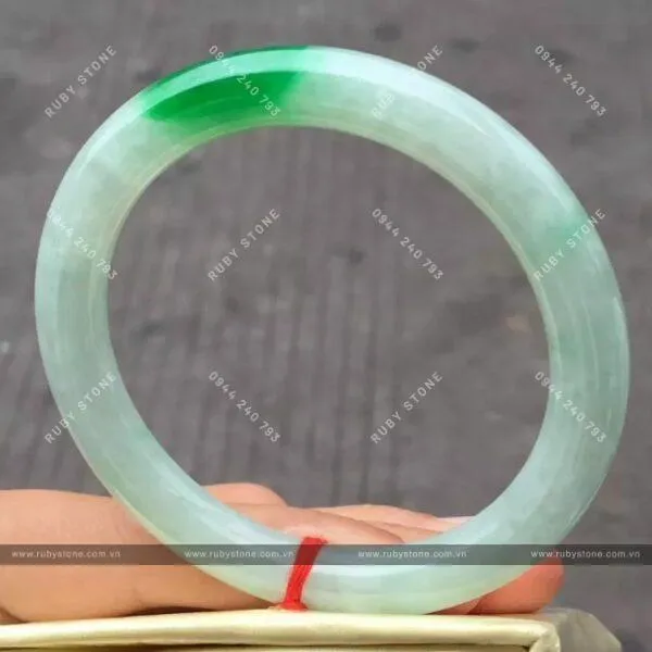 Màu sắc của Jadeite được hình thành như thế nào? Nó được phân chia và có ảnh hưởng như thế nào đến giá cả?