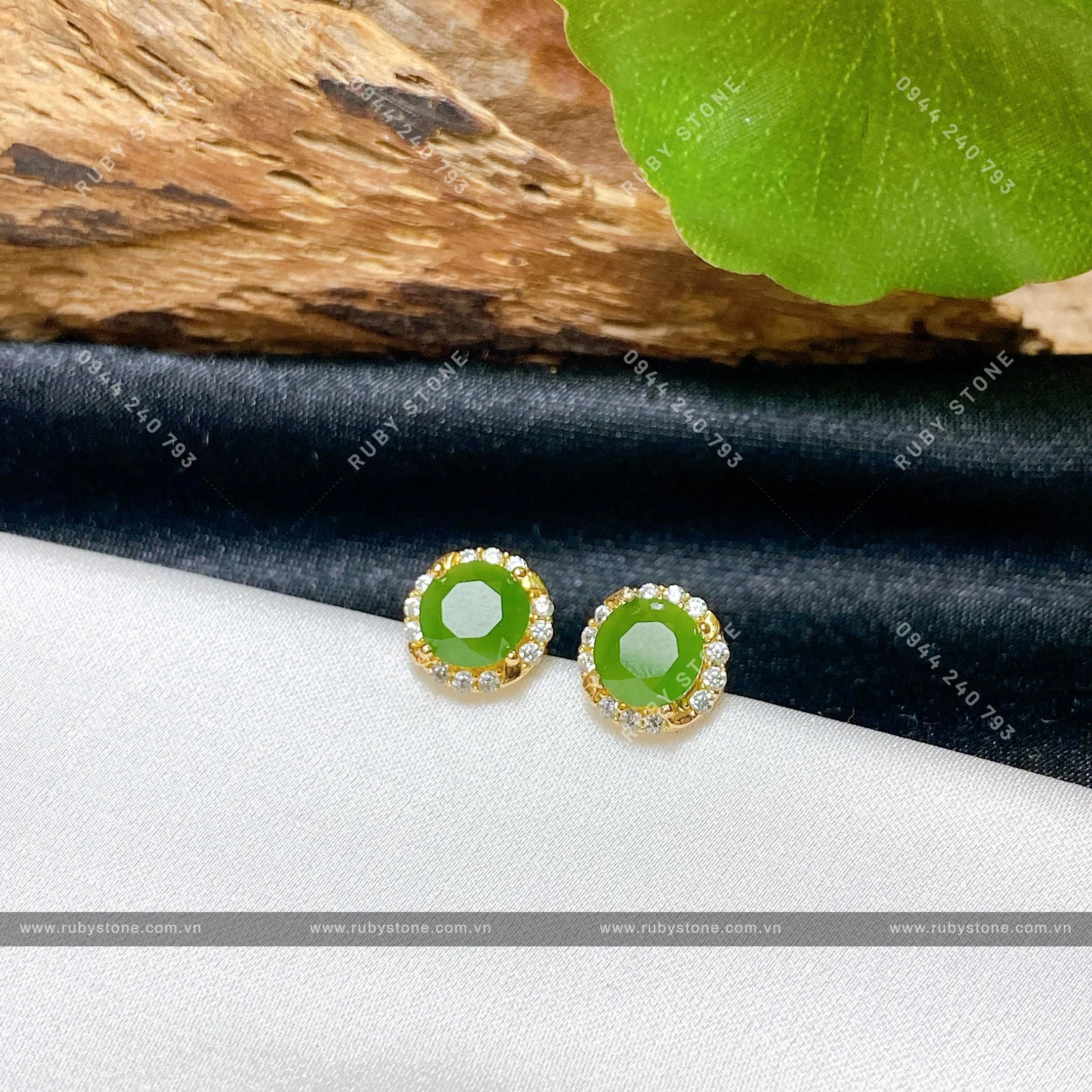 Khuyên tai Ngọc Bích xanh lá tròn mài giác, vàng 18k (đít vặn) Khuyên tai Ngọc Bích xanh lá tròn mài giác, vàng 18k (đít vặn) - Ảnh 5