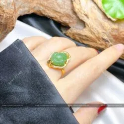 Nhẫn thiềm thừ ngọc bích Canada, vàng 18k