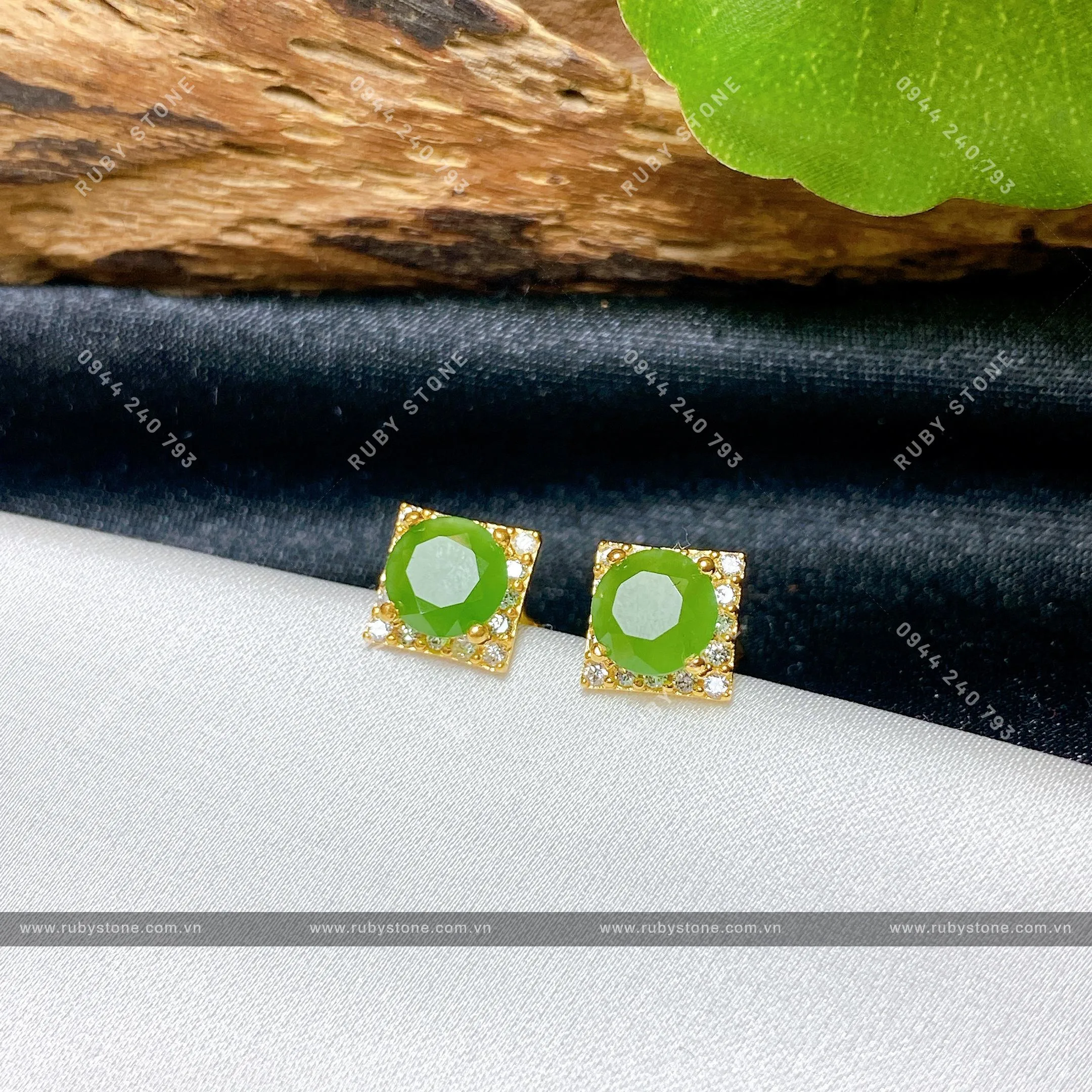 Khuyên tai Ngọc Bích xanh lá mài giác, vàng 18k (đít đẩy) Khuyên tai Ngọc Bích xanh lá mài giác, vàng 18k (đít đẩy)