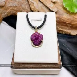 Mặt dây chuyền Thiềm thừ Ruby Nam Phi, vàng 18k