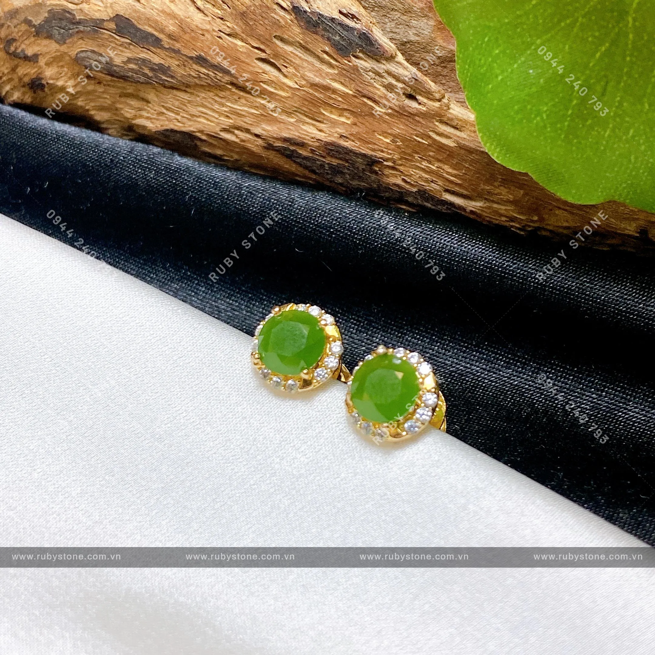 Khuyên tai Ngọc Bích xanh lá tròn mài giác, vàng 18k (đít vặn) Khuyên tai Ngọc Bích xanh lá tròn mài giác, vàng 18k (đít vặn) - Ảnh 4