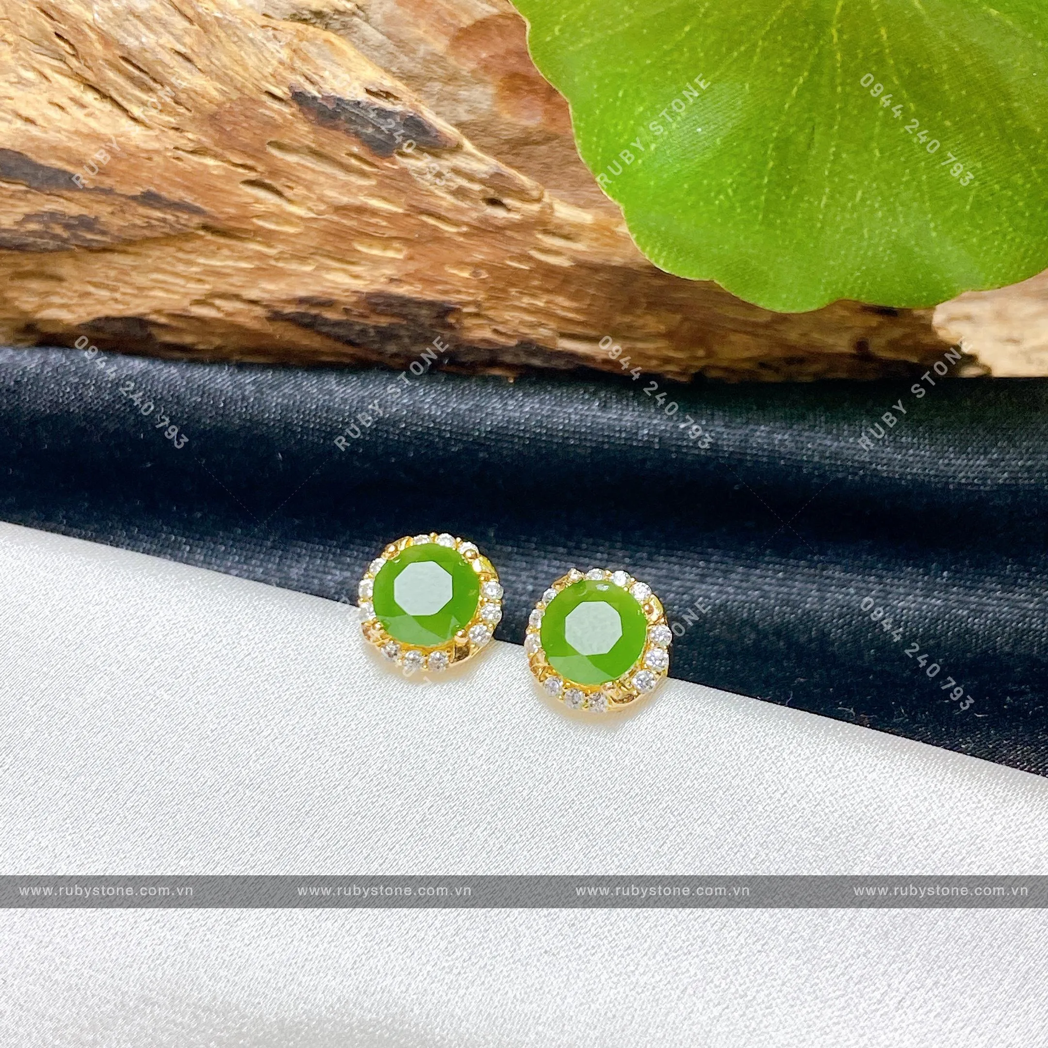 Khuyên tai Ngọc Bích xanh lá tròn mài giác, vàng 18k (đít vặn) Khuyên tai Ngọc Bích xanh lá tròn mài giác, vàng 18k (đít vặn)