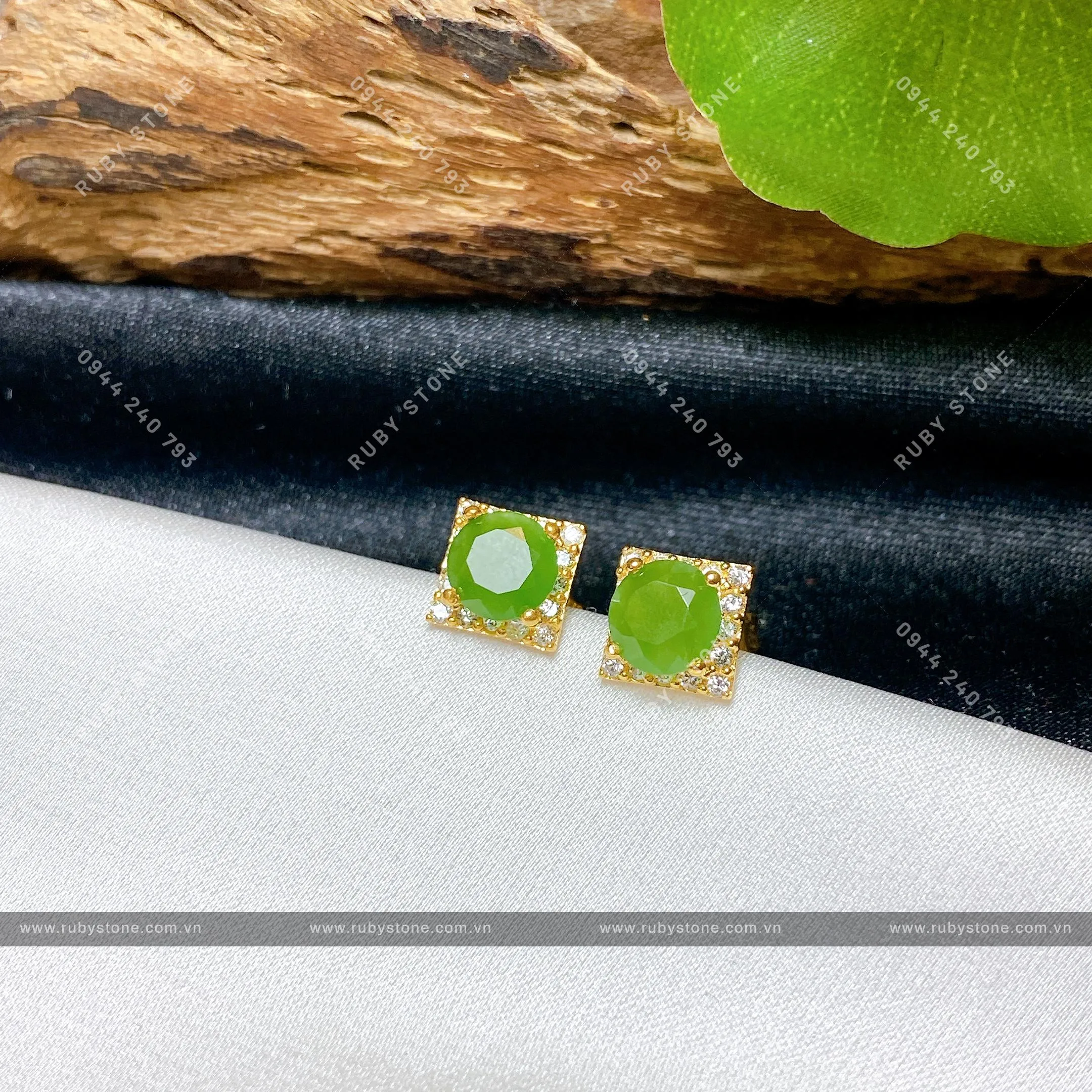 Khuyên tai Ngọc Bích xanh lá mài giác, vàng 18k (đít đẩy) Khuyên tai Ngọc Bích xanh lá mài giác, vàng 18k (đít đẩy) - Ảnh 3
