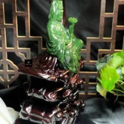Phật Quán Thế Âm tự tại ngọc bích Canada chạm tay tinh xảo, KT 25x15x10cm (bao gồm cả đế gỗ)