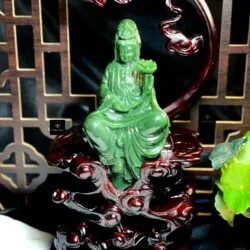 Phật Quán Thế Âm tự tại ngọc bích Canada chạm tay tinh xảo, KT 25x15x10cm (bao gồm cả đế gỗ)