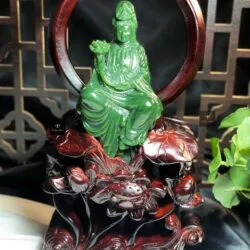 Phật Quán Thế Âm Bồ Tát tự tại ngọc bích Canada chạm tay tinh xảo, KT 25x15x10cm (bao gồm cả đế gỗ)