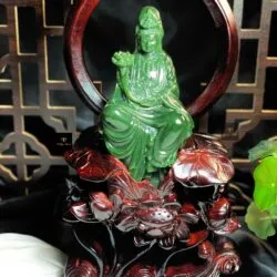 Phật Quán Thế Âm Bồ Tát tự tại ngọc bích Canada chạm tay tinh xảo, KT 25x15x10cm (bao gồm cả đế gỗ)