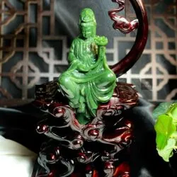 Phật Quán Thế Âm tự tại ngọc bích Canada chạm tay tinh xảo, KT 25x15x10cm (bao gồm cả đế gỗ)